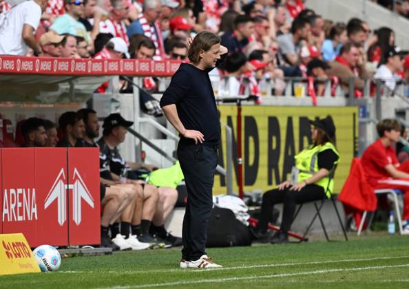 05.04.2025, xsltx, Fussball 1.Bundesliga, FSV Mainz 05 - Holstein Kiel v.l. Bo Henriksen (Cheftrainer 1. FSV Mainz 05) (DFL DFB REGULATIONS PROHIBIT ANY USE OF PHOTOGRAPHS as IMAGE SEQUENCES and or QUASI-VIDEO)