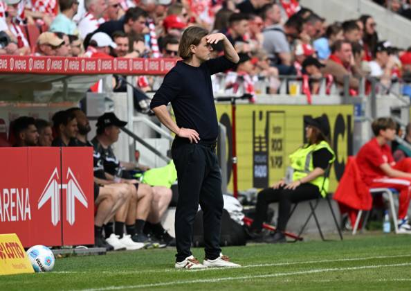 05.04.2025, xsltx, Fussball 1.Bundesliga, FSV Mainz 05 - Holstein Kiel v.l. Bo Henriksen (Cheftrainer 1. FSV Mainz 05) (DFL DFB REGULATIONS PROHIBIT ANY USE OF PHOTOGRAPHS as IMAGE SEQUENCES and or QUASI-VIDEO)