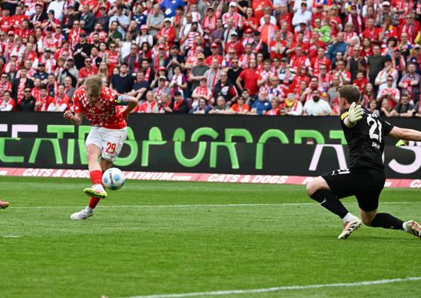 05.04.2025, xsltx, Fussball 1.Bundesliga, FSV Mainz 05 - Holstein Kiel v.l. Jonathan Burkardt (1. FSV Mainz 05) trifft völlig frei vor Thomas Dähne (Holstein Kiel) nur den Pfosten (DFL DFB REGULATIONS PROHIBIT ANY USE OF PHOTOGRAPHS as IMAGE SEQUENCES and or QUASI-VIDEO)