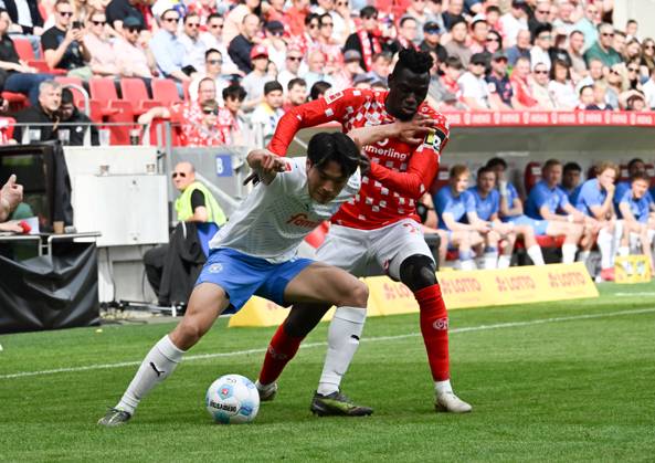 05.04.2025, xsltx, Fussball 1.Bundesliga, FSV Mainz 05 - Holstein Kiel v.l. Shuto Machino (Holstein Kiel), Danny da Costa (1. FSV Mainz 05) (DFL DFB REGULATIONS PROHIBIT ANY USE OF PHOTOGRAPHS as IMAGE SEQUENCES and or QUASI-VIDEO)