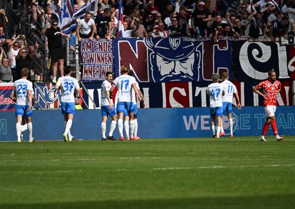 05.04.2025, xsltx, Fussball 1.Bundesliga, FSV Mainz 05 - Holstein Kiel v.l. Jubel vorm Kieler Fanblock nah dem 1:0 von Alexander Bernhardsson (Holstein Kiel re) (DFL DFB REGULATIONS PROHIBIT ANY USE OF PHOTOGRAPHS as IMAGE SEQUENCES and or QUASI-VIDEO)