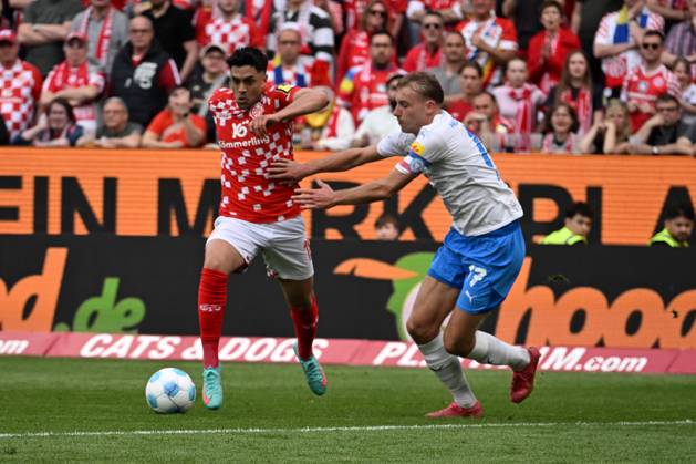 05.04.2025, xsltx, Fussball 1.Bundesliga, FSV Mainz 05 - Holstein Kiel v.l. Nadem Amiri (1. FSV Mainz 05), Timo Becker (Holstein Kiel) (DFL DFB REGULATIONS PROHIBIT ANY USE OF PHOTOGRAPHS as IMAGE SEQUENCES and or QUASI-VIDEO)