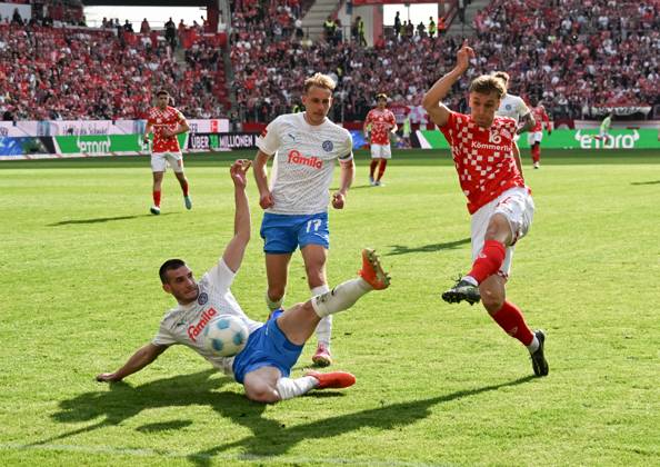 05.04.2025, xsltx, Fussball 1.Bundesliga, FSV Mainz 05 - Holstein Kiel v.l. Marco Komenda (Holstein Kiel) und Timo Becker (Holstein Kiel) können das 1:1 von Nelson Weiper (1. FSV Mainz 05) nicht verhindern (DFL DFB REGULATIONS PROHIBIT ANY USE OF PHOTOGRAPHS as IMAGE SEQUENCES and or QUASI-VIDEO)