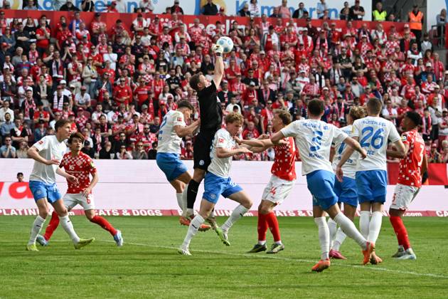 05.04.2025, xsltx, Fussball 1.Bundesliga, FSV Mainz 05 - Holstein Kiel v.l. Thomas Dähne (Holstein Kiel) mit Lufthoheit (DFL DFB REGULATIONS PROHIBIT ANY USE OF PHOTOGRAPHS as IMAGE SEQUENCES and or QUASI-VIDEO)
