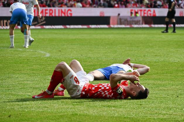 05.04.2025, xsltx, Fussball 1.Bundesliga, FSV Mainz 05 - Holstein Kiel v.l. Erschöpfung bei Paul Nebel (1. FSV Mainz 05) nach dem Schlusspfiff (DFL DFB REGULATIONS PROHIBIT ANY USE OF PHOTOGRAPHS as IMAGE SEQUENCES and or QUASI-VIDEO)