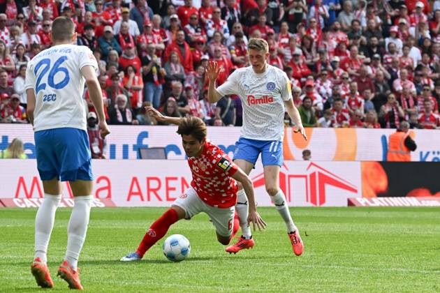 05.04.2025, xsltx, Fussball 1.Bundesliga, FSV Mainz 05 - Holstein Kiel v.l. David Zec (Holstein Kiel), Kaishu Sano (1. FSV Mainz 05), Alexander Bernhardsson (Holstein Kiel) (DFL DFB REGULATIONS PROHIBIT ANY USE OF PHOTOGRAPHS as IMAGE SEQUENCES and or QUASI-VIDEO)