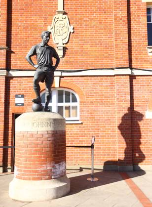Fulham v Liverpool, English Premier League, Craven Cottage, Football, London, UK - 06 Apr 2025 The statue of Fulham Legend Jenny Haynes casts a shadow on Craven Cottage ahead of the Premier League game between Fulham and Liverpool London Craven Cottage London GBR, UK NEWSPAPERS OUT Copyright: xMarkxGreenwoodx