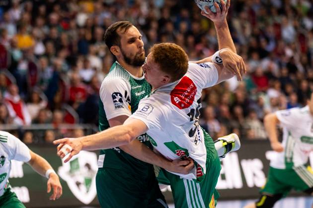 Lukas STUTZKE (TSV Hannover-Burgdorf, 39) im Zweikampf gegen Josip SARAC (FRISCH AUF! Goeppingen, 13) TSV Hannover-Burgdorf (HAN) vs. FRISCH AUF! Goeppingen (FAG), Handball, Maenner, Daikin Handball Bundesliga (HBL), 25. Spieltag, Spielzeit 2024 2025, 06.04.2025 TSV Hannover-Burgdorf (HAN) vs. FRISCH AUF! Goeppingen (FAG), Handball, Maenner, Daikin Handball Bundesliga (HBL), 25. Spieltag, Spielzeit 2024 2025, 06.04.2025 Hannover Copyright: xEibnerxPressefoto OliverxSchmidtx EP_OST