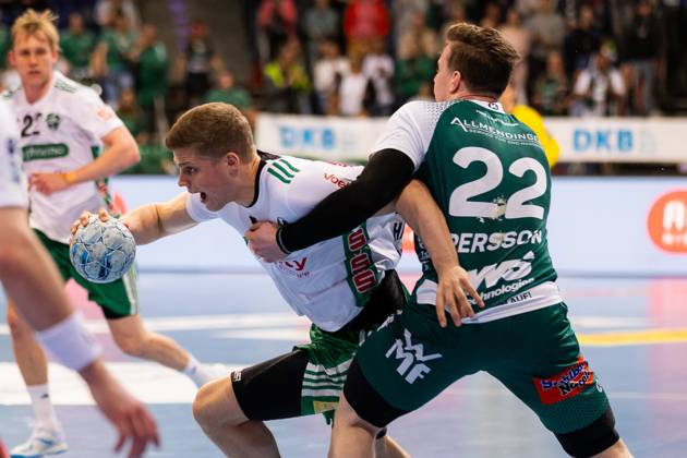 Erik PERSSON (FRISCH AUF! Goeppingen, 22) im Zweikampf gegen Martin HANNE (TSV Hannover-Burgdorf, 42) TSV Hannover-Burgdorf (HAN) vs. FRISCH AUF! Goeppingen (FAG), Handball, Maenner, Daikin Handball Bundesliga (HBL), 25. Spieltag, Spielzeit 2024 2025, 06.04.2025 TSV Hannover-Burgdorf (HAN) vs. FRISCH AUF! Goeppingen (FAG), Handball, Maenner, Daikin Handball Bundesliga (HBL), 25. Spieltag, Spielzeit 2024 2025, 06.04.2025 Hannover Copyright: xEibnerxPressefoto OliverxSchmidtx EP_OST