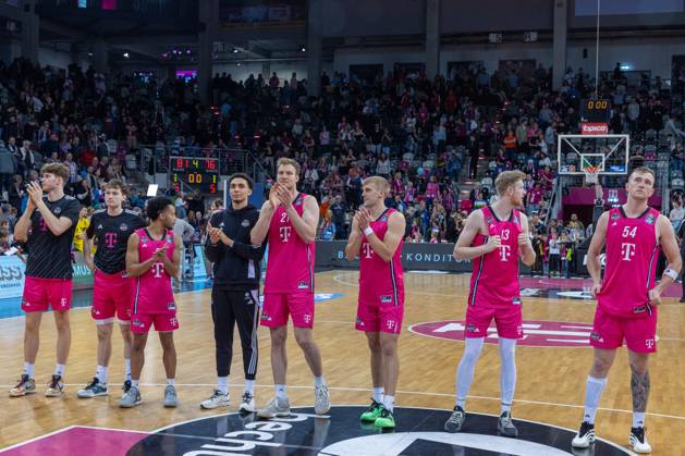Die Mannschaft der Telekom Baskets Bonn feiert mit Ihren Fans den Sieg gegen EWE Baskets Oldenburg Telekom Baskets Bonn vs. EWE Baskets Oldenburg, Basketball, easy Credit BBL, 27. Spieltag, 2024 2025, 06.04.2025 Telekom Baskets Bonn vs. EWE Baskets Oldenburg, Basketball, easy Credit BBL, 27. Spieltag, 2024 2025, 06.04.2025 Bonn Copyright: xEibner-Pressefoto GerhardxWingenderx EP_GWR