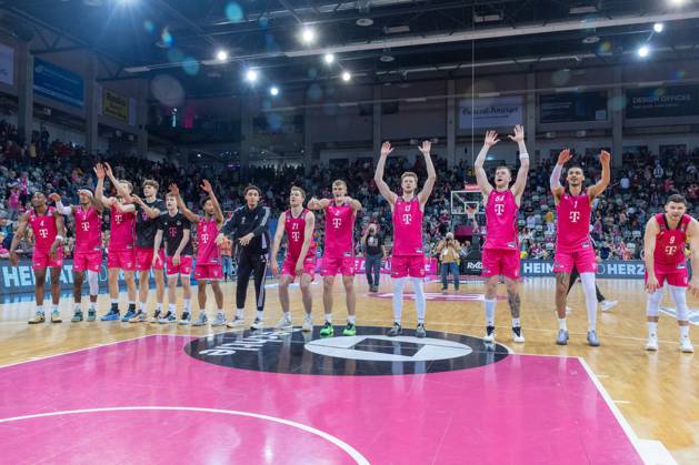 Die Mannschaft der Telekom Baskets Bonn feiert mit Ihren Fans den Sieg gegen EWE Baskets Oldenburg Telekom Baskets Bonn vs. EWE Baskets Oldenburg, Basketball, easy Credit BBL, 27. Spieltag, 2024 2025, 06.04.2025 Telekom Baskets Bonn vs. EWE Baskets Oldenburg, Basketball, easy Credit BBL, 27. Spieltag, 2024 2025, 06.04.2025 Bonn Copyright: xEibner-Pressefoto GerhardxWingenderx EP_GWR