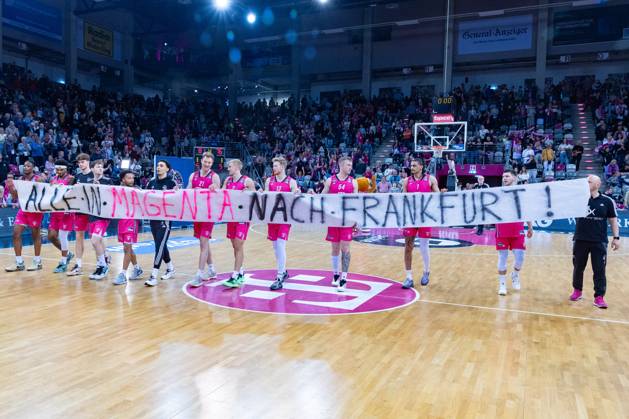 Die Mannschaft der Telekom Baskets Bonn feiert den Sieg gegen EWE Baskets Oldenburg mit den Fans und macht Werbung fuer das Spiel in Bonn Telekom Baskets Bonn vs. EWE Baskets Oldenburg, Basketball, easy Credit BBL, 27. Spieltag, 2024 2025, 06.04.2025 Telekom Baskets Bonn vs. EWE Baskets Oldenburg, Basketball, easy Credit BBL, 27. Spieltag, 2024 2025, 06.04.2025 Bonn Copyright: xEibner-Pressefoto GerhardxWingenderx EP_GWR