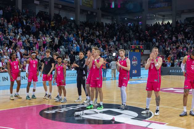 Die Mannschaft der Telekom Baskets Bonn feiert den Sieg gegen EWE Baskets Oldenburg mit den Fans Telekom Baskets Bonn vs. EWE Baskets Oldenburg, Basketball, easy Credit BBL, 27. Spieltag, 2024 2025, 06.04.2025 Telekom Baskets Bonn vs. EWE Baskets Oldenburg, Basketball, easy Credit BBL, 27. Spieltag, 2024 2025, 06.04.2025 Bonn Copyright: xEibner-Pressefoto GerhardxWingenderx EP_GWR