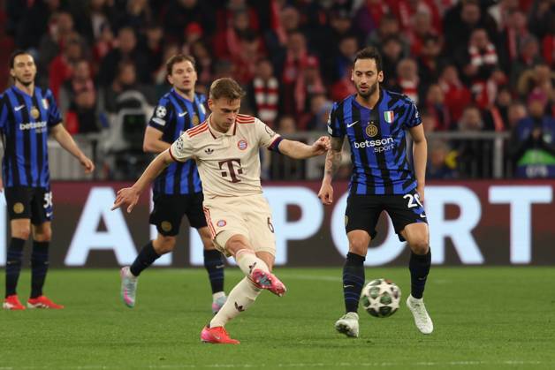 im Zweikampf, Aktion, mit Joshua Kimmich 6 (FC Bayern Muenchen), Hakan Calhanoglu 20 (Inter Mailand), FC Bayern Muenchen vs. Inter Mailand, Fussball, Champions League, Viertelfinale, Hinspiel, 08.04.2025 Muenchen Bayern Deutschland