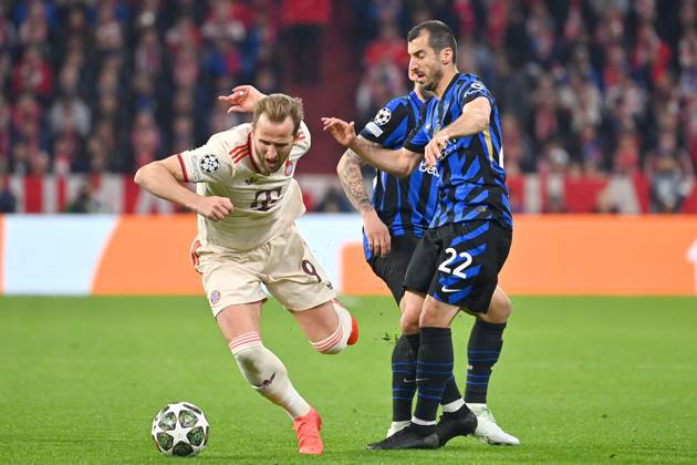 Harry KANE (Bayern Muenchen), Aktion,Zweikampf gegen Henrikh MKHITARYAN (Mailand) und Hakan CALHANOGLU (Mailand) . Fussball Champions League Viertelfinale FC Bayern Muenchen - Inter Mailand am 08.04.2025 , A L L I A N Z A R E N A.
