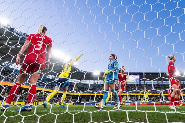 250408 Nathalie Björn of Sweden celebrates after Magdalena Eriksson (not pictured) scored 1-0 while goalkeeper Safia Middleton-Patel and Rhiannon Roberts of Wales look dejected during the UEFA Women s Nations League football match between Sweden and Wales on April 8, 2025 in Gothenburg. Photo: Mathias Bergeld BILDBYRAN kod MB MI0812 fotboll football soccer fotball nations league uefa womens nations league sverige sweden wales dam bbeng jubel depp Copyright: MATHIASxBERGELD BB250408MB117