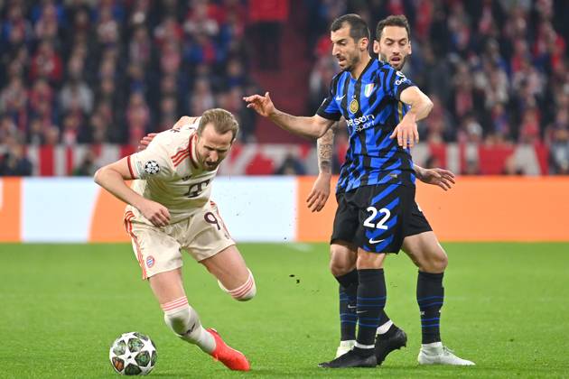 Harry KANE (Bayern Muenchen), Aktion,Zweikampf gegen Henrikh MKHITARYAN (Mailand) und Hakan CALHANOGLU (Mailand) . Fussball Champions League Viertelfinale FC Bayern Muenchen - Inter Mailand 1-2 am 08.04.2025 , A L L I A N Z A R E N A.