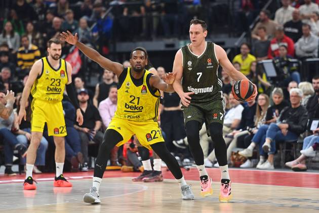 Johannes VOIGTMANN (FCB), Aktion,Zweikampf gegen Dyshawn PIERRE(Fenerbahce). Basketball Euro League,Saison 2024 2025 FC Bayern Muenchen-Fenerbahce Istanbul am 10.04.2025, S A P G A R D EN