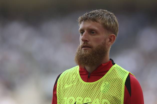 Jan-Niklas Beste (SC Freiburg) schaut waehrend des Spiels der 1. Bundesliga zwischen Borussia Mönchengladbach und SC Freiburg, Stadion im Borussia-Park am 12. April 2025 in Mönchengladbach, Deutschland. (Foto von Oliver Kaelke DeFodi Images) +++ Jan-Niklas Beste (SC Freiburg) looks on during the Bundesliga match between Borussia Mönchengladbach and SC Freiburg at Stadium in Borussia-Park on April 12, 2025 in Mönchengladbach, Germany. (Photo by Oliver Kaelke DeFodi Images) DFL regulations prohibit any use of photographs as image sequences and or quasi-video. (Photo by Oliver Kaelke DeFodi Images)