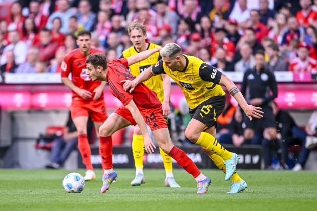 Josip Stanisic (FC Bayern Muenchen) und Niklas Suele (BV Borussia Dortmund) im Zweikampf waehrend des Spiels der 1. Bundesliga zwischen FC Bayern München und Borussia Dortmund, Allianz Arena am 12. April 2025 in München, Deutschland. (Foto von Harry Langer DeFodi Images) +++ Josip Stanisic (FC Bayern Muenchen) und Niklas Suele (BV Borussia Dortmund) battle for the ball during the Bundesliga match between FC Bayern München and Borussia Dortmund at Allianz Arena on April 12, 2025 in Munich, Germany. (Photo by Harry Langer DeFodi Images) DFL regulations prohibit any use of photographs as image sequences and or quasi-video. (Photo by Harry Langer DeFodi Images) DFL regulations prohibit any use of photographs as image sequences and or quasi-video.