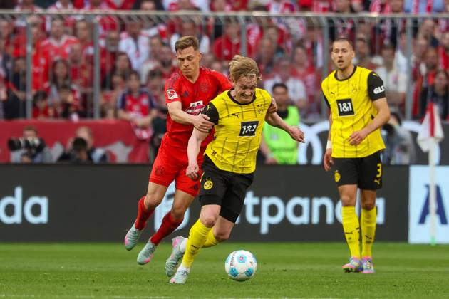 im Zweikampf, Aktion, mit Joshua Kimmich 6 (FC Bayern Muenchen), Julian Brandt 10 (Borussia Dortmund), FC Bayern Muenchen vs. Borussia Dortmund, Fussball, 1. Bundesliga, 29. Spieltag, 12.04.2025 DFB regulations prohibit any use of photographs as image sequences and or quasi-video Muenchen Bayern Deutschland