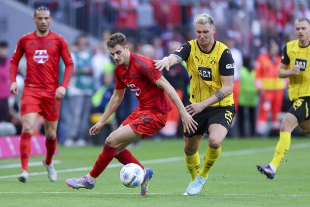 Josip Stanisic (FC Bayern Muenchen) und Niklas Suele (Borussia Dortmund) kaempfen um den Ball, Bundesliga, FC Bayern München v Borussia Dortmund, Allianz Arena am 12. April 2025 in München, Deutschland. (Foto von Marco Steinbrenner DeFodi Images) Josip Stanisic (FC Bayern Muenchen) und Niklas Suele (Borussia Dortmund) battle for the ball, Bundesliga, FC Bayern München v Borussia Dortmund, Allianz Arena, April 12, 2025 in Munich, Germany. (Photo by Marco Steinbrenner DeFodi Images) DFL regulations prohibit any use of photographs as image sequences and or quasi-video.