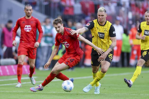 Josip Stanisic (FC Bayern Muenchen) und Niklas Suele (Borussia Dortmund) kaempfen um den Ball, Bundesliga, FC Bayern München v Borussia Dortmund, Allianz Arena am 12. April 2025 in München, Deutschland. (Foto von Marco Steinbrenner DeFodi Images) Josip Stanisic (FC Bayern Muenchen) und Niklas Suele (Borussia Dortmund) battle for the ball, Bundesliga, FC Bayern München v Borussia Dortmund, Allianz Arena, April 12, 2025 in Munich, Germany. (Photo by Marco Steinbrenner DeFodi Images) DFL regulations prohibit any use of photographs as image sequences and or quasi-video.