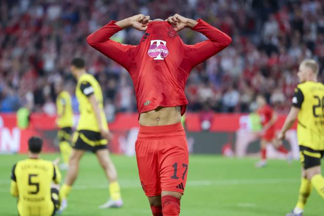 Michael Olise (FC Bayern Muenchen) schaut enttaeuscht, Bundesliga, FC Bayern München v Borussia Dortmund, Allianz Arena am 12. April 2025 in München, Deutschland. (Foto von Marco Steinbrenner DeFodi Images) Michael Olise (FC Bayern Muenchen) looks dejected, Bundesliga, FC Bayern München v Borussia Dortmund, Allianz Arena, April 12, 2025 in Munich, Germany. (Photo by Marco Steinbrenner DeFodi Images) DFL regulations prohibit any use of photographs as image sequences and or quasi-video.