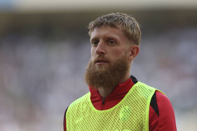 Jan-Niklas Beste (SC Freiburg) schaut waehrend des Spiels der 1. Bundesliga zwischen Borussia Mönchengladbach und SC Freiburg, Stadion im Borussia-Park am 12. April 2025 in Mönchengladbach, Deutschland. (Foto von Oliver Kaelke DeFodi Images) +++ Jan-Niklas Beste (SC Freiburg) looks on during the Bundesliga match between Borussia Mönchengladbach and SC Freiburg at Stadium in Borussia-Park on April 12, 2025 in Mönchengladbach, Germany. (Photo by Oliver Kaelke DeFodi Images) DFL regulations prohibit any use of photographs as image sequences and or quasi-video. (Photo by Oliver Kaelke DeFodi Images)