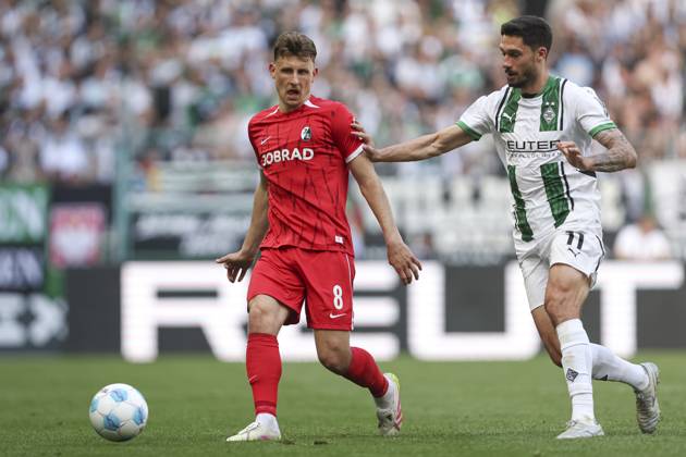 Maximilian Eggestein (SC Freiburg) und Tim Kleindienst (Borussia Moenchengladbach) in Aktion, am Ball, Einzelaktion waehrend des Spiels der 1. Bundesliga zwischen Borussia Mönchengladbach und SC Freiburg, Stadion im Borussia-Park am 12. April 2025 in Mönchengladbach, Deutschland. (Foto von Oliver Kaelke DeFodi Images) +++ Maximilian Eggestein (SC Freiburg) und Tim Kleindienst (Borussia Moenchengladbach) controls the ball during the Bundesliga match between Borussia Mönchengladbach and SC Freiburg at Stadium in Borussia-Park on April 12, 2025 in Mönchengladbach, Germany. (Photo by Oliver Kaelke DeFodi Images) DFL regulations prohibit any use of photographs as image sequences and or quasi-video. (Photo by Oliver Kaelke DeFodi Images)