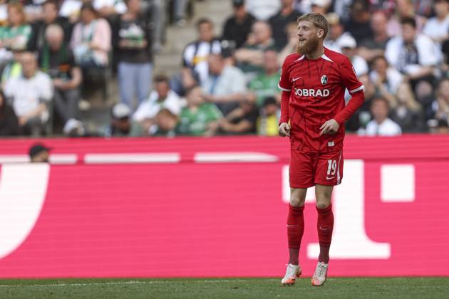 Jan-Niklas Beste (SC Freiburg) schaut waehrend des Spiels der 1. Bundesliga zwischen Borussia Mönchengladbach und SC Freiburg, Stadion im Borussia-Park am 12. April 2025 in Mönchengladbach, Deutschland. (Foto von Oliver Kaelke DeFodi Images) +++ Jan-Niklas Beste (SC Freiburg) looks on during the Bundesliga match between Borussia Mönchengladbach and SC Freiburg at Stadium in Borussia-Park on April 12, 2025 in Mönchengladbach, Germany. (Photo by Oliver Kaelke DeFodi Images) DFL regulations prohibit any use of photographs as image sequences and or quasi-video. (Photo by Oliver Kaelke DeFodi Images)