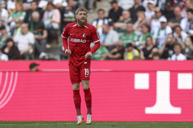 Jan-Niklas Beste (SC Freiburg) schaut waehrend des Spiels der 1. Bundesliga zwischen Borussia Mönchengladbach und SC Freiburg, Stadion im Borussia-Park am 12. April 2025 in Mönchengladbach, Deutschland. (Foto von Oliver Kaelke DeFodi Images) +++ Jan-Niklas Beste (SC Freiburg) looks on during the Bundesliga match between Borussia Mönchengladbach and SC Freiburg at Stadium in Borussia-Park on April 12, 2025 in Mönchengladbach, Germany. (Photo by Oliver Kaelke DeFodi Images) DFL regulations prohibit any use of photographs as image sequences and or quasi-video. (Photo by Oliver Kaelke DeFodi Images)
