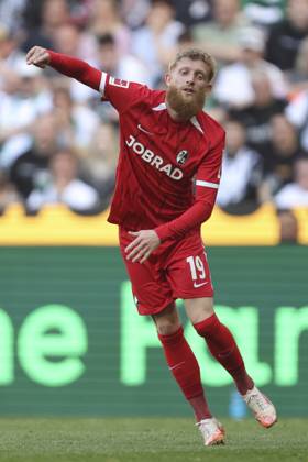 Jan-Niklas Beste (SC Freiburg) schaut waehrend des Spiels der 1. Bundesliga zwischen Borussia Mönchengladbach und SC Freiburg, Stadion im Borussia-Park am 12. April 2025 in Mönchengladbach, Deutschland. (Foto von Oliver Kaelke DeFodi Images) +++ Jan-Niklas Beste (SC Freiburg) looks on during the Bundesliga match between Borussia Mönchengladbach and SC Freiburg at Stadium in Borussia-Park on April 12, 2025 in Mönchengladbach, Germany. (Photo by Oliver Kaelke DeFodi Images) DFL regulations prohibit any use of photographs as image sequences and or quasi-video. (Photo by Oliver Kaelke DeFodi Images)