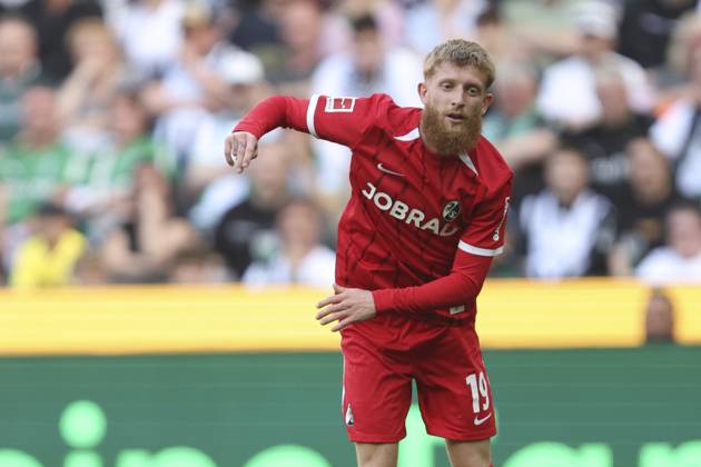 Jan-Niklas Beste (SC Freiburg) schaut waehrend des Spiels der 1. Bundesliga zwischen Borussia Mönchengladbach und SC Freiburg, Stadion im Borussia-Park am 12. April 2025 in Mönchengladbach, Deutschland. (Foto von Oliver Kaelke DeFodi Images) +++ Jan-Niklas Beste (SC Freiburg) looks on during the Bundesliga match between Borussia Mönchengladbach and SC Freiburg at Stadium in Borussia-Park on April 12, 2025 in Mönchengladbach, Germany. (Photo by Oliver Kaelke DeFodi Images) DFL regulations prohibit any use of photographs as image sequences and or quasi-video. (Photo by Oliver Kaelke DeFodi Images)