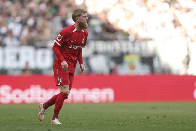 Jan-Niklas Beste (SC Freiburg) schaut waehrend des Spiels der 1. Bundesliga zwischen Borussia Mönchengladbach und SC Freiburg, Stadion im Borussia-Park am 12. April 2025 in Mönchengladbach, Deutschland. (Foto von Oliver Kaelke DeFodi Images) +++ Jan-Niklas Beste (SC Freiburg) looks on during the Bundesliga match between Borussia Mönchengladbach and SC Freiburg at Stadium in Borussia-Park on April 12, 2025 in Mönchengladbach, Germany. (Photo by Oliver Kaelke DeFodi Images) DFL regulations prohibit any use of photographs as image sequences and or quasi-video. (Photo by Oliver Kaelke DeFodi Images)