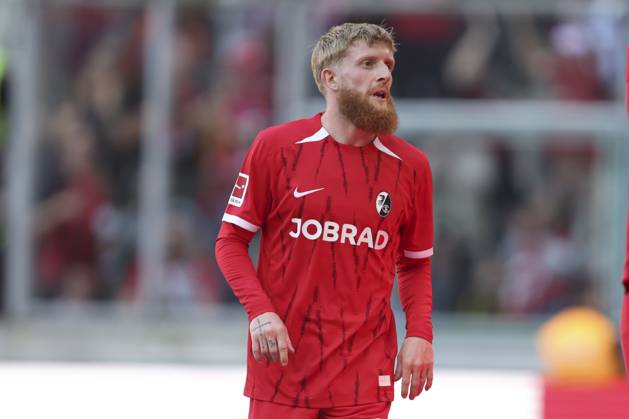 Jan-Niklas Beste (SC Freiburg) schaut waehrend des Spiels der 1. Bundesliga zwischen Borussia Mönchengladbach und SC Freiburg, Stadion im Borussia-Park am 12. April 2025 in Mönchengladbach, Deutschland. (Foto von Oliver Kaelke DeFodi Images) +++ Jan-Niklas Beste (SC Freiburg) looks on during the Bundesliga match between Borussia Mönchengladbach and SC Freiburg at Stadium in Borussia-Park on April 12, 2025 in Mönchengladbach, Germany. (Photo by Oliver Kaelke DeFodi Images) DFL regulations prohibit any use of photographs as image sequences and or quasi-video. (Photo by Oliver Kaelke DeFodi Images)