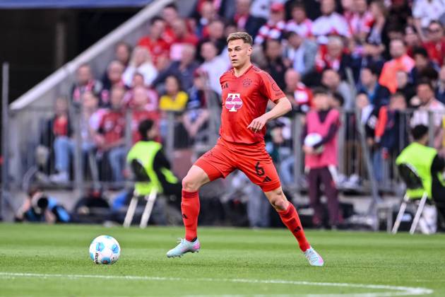 Joshua Kimmich (FC Bayern Muenchen) in Aktion, am Ball, Einzelaktion waehrend des Spiels der 1. Bundesliga zwischen FC Bayern München und Borussia Dortmund, Allianz Arena am 12. April 2025 in München, Deutschland. (Foto von Harry Langer DeFodi Images) +++ Joshua Kimmich (FC Bayern Muenchen) controls the Ball during the Bundesliga match between FC Bayern München and Borussia Dortmund at Allianz Arena on April 12, 2025 in Munich, Germany. (Photo by Harry Langer DeFodi Images) DFL regulations prohibit any use of photographs as image sequences and or quasi-video. (Photo by Harry Langer DeFodi Images) DFL regulations prohibit any use of photographs as image sequences and or quasi-video.