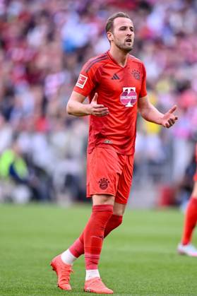 Harry Kane (FC Bayern Muenchen) gestikuliert, gestik waehrend des Spiels der 1. Bundesliga zwischen FC Bayern München und Borussia Dortmund, Allianz Arena am 12. April 2025 in München, Deutschland. (Foto von Harry Langer DeFodi Images) +++ Harry Kane (FC Bayern Muenchen) gestures during the Bundesliga match between FC Bayern München and Borussia Dortmund at Allianz Arena on April 12, 2025 in Munich, Germany. (Photo by Harry Langer DeFodi Images) DFL regulations prohibit any use of photographs as image sequences and or quasi-video. (Photo by Harry Langer DeFodi Images) DFL regulations prohibit any use of photographs as image sequences and or quasi-video.