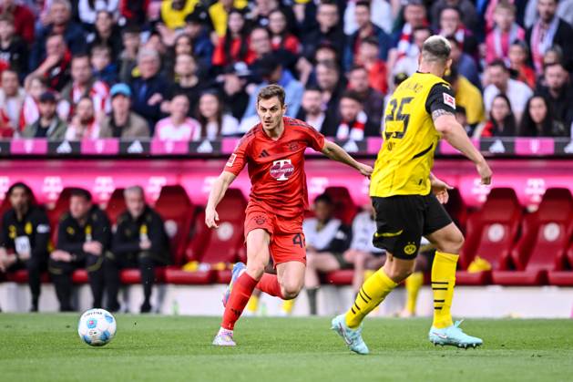 Josip Stanisic (FC Bayern Muenchen) und Niklas Suele (BV Borussia Dortmund) im Zweikampf waehrend des Spiels der 1. Bundesliga zwischen FC Bayern München und Borussia Dortmund, Allianz Arena am 12. April 2025 in München, Deutschland. (Foto von Harry Langer DeFodi Images) +++ Josip Stanisic (FC Bayern Muenchen) und Niklas Suele (BV Borussia Dortmund) battle for the ball during the Bundesliga match between FC Bayern München and Borussia Dortmund at Allianz Arena on April 12, 2025 in Munich, Germany. (Photo by Harry Langer DeFodi Images) DFL regulations prohibit any use of photographs as image sequences and or quasi-video. (Photo by Harry Langer DeFodi Images) DFL regulations prohibit any use of photographs as image sequences and or quasi-video.