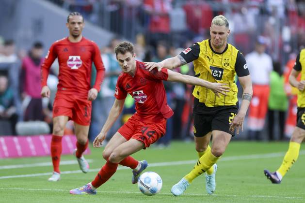 Josip Stanisic (FC Bayern Muenchen) und Niklas Suele (Borussia Dortmund) kaempfen um den Ball, Bundesliga, FC Bayern München v Borussia Dortmund, Allianz Arena am 12. April 2025 in München, Deutschland. (Foto von Marco Steinbrenner DeFodi Images) Josip Stanisic (FC Bayern Muenchen) und Niklas Suele (Borussia Dortmund) battle for the ball, Bundesliga, FC Bayern München v Borussia Dortmund, Allianz Arena, April 12, 2025 in Munich, Germany. (Photo by Marco Steinbrenner DeFodi Images) DFL regulations prohibit any use of photographs as image sequences and or quasi-video.