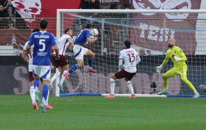 Foto IPP Albano Angilletta Como 13 04 2025 Calcio Campionato di serie A 2024 2025 Como - Torino nella foto: Anastasios Douvikas segna su colpo di testa gol Italy Photo Press World Copyright italy ITALY Copyright: xR4924_italyphotopressx