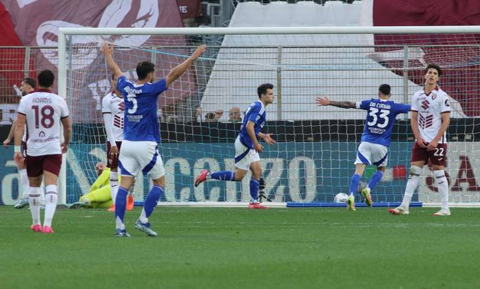 Foto IPP Albano Angilletta Como 13 04 2025 Calcio Campionato di serie A 2024 2025 Como - Torino nella foto: esultanza Como al gol di Anastasios Douvikas Italy Photo Press World Copyright italy ITALY Copyright: xR4924_italyphotopressx
