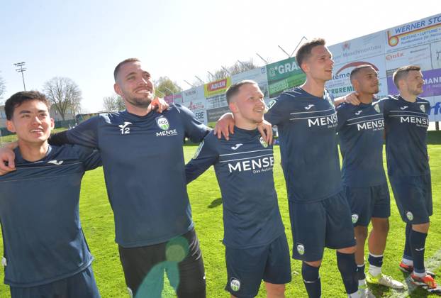 12.04.2025, GER, Fussball, Regionalliga West, Saison 2024 2025, 29. Spieltag, Häcker Wiehenstadion, Rödinghausen SC Rödinghausen - FC Gütersloh 1 : 4 Schluß-Jubel FC Gütersloh: Sandro Reyes, Tim Matuschewsky, Phil Beckhoff, Jannik Borgmann, David Winke und Björn Rother (alle FC Gütersloh, v.L.), Aktion, Einzelbild, Quer, Mimik, Gestik, Jubel, jubeln, Freude, freuen