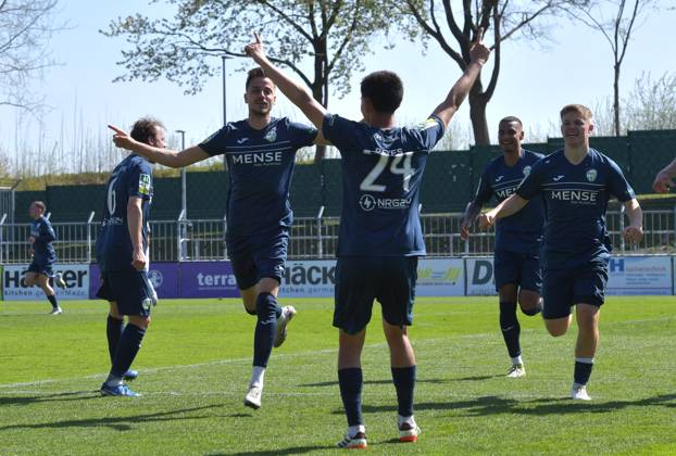 12.04.2025, GER, Fussball, Regionalliga West, Saison 2024 2025, 29. Spieltag, Häcker Wiehenstadion, Rödinghausen SC Rödinghausen - FC Gütersloh 1 : 4 Tor-Jubel FC Gütersloh: Torschütze Patrik Twardzik und Sandro Reyes (alle FC Gütersloh, v.L.), Aktion, Einzelbild, Quer, Mimik, Gestik, Jubel, jubeln, Freude, freuen