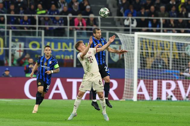 im Zweikampf, Aktion, mit Joshua Kimmich 6 (FC Bayern Muenchen), Henrikh Mkhiataryan 22 (Inter Mailand), Inter Mailand vs. FC Bayern Muenchen, Fussball, Champions League, Viertelfinale, Rueckspiel, 16.04.2025 Mailand Lombardei Italien