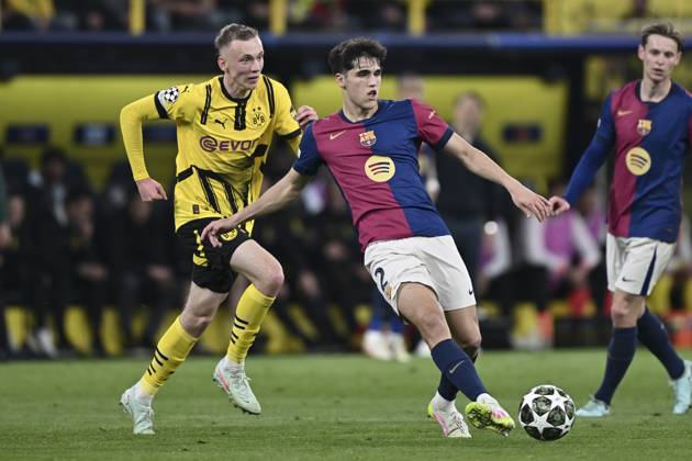 v. li. im Kampf um den Ball Maximilian Beier (Dortmund 14) Pau Cubarsi (Barcelona 2) 15.04.2025 Fussball, Champions League, Borussia Dortmund vs FC Barcelona, Barca Signal Iduna Park, Dortmund,