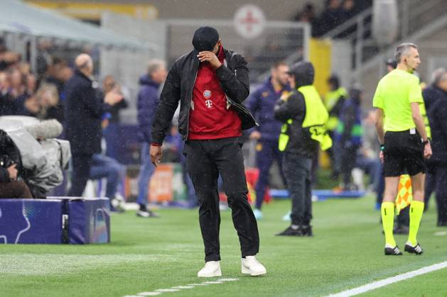 enttaeuschung bei Chef-Trainer Vincent Kompany (FC Bayern Muenchen) nach dem Tor zum 2:1, Inter Mailand vs. FC Bayern Muenchen, Fussball, Champions League, Viertelfinale, Rueckspiel, 16.04.2025 Mailand Lombardei Italien