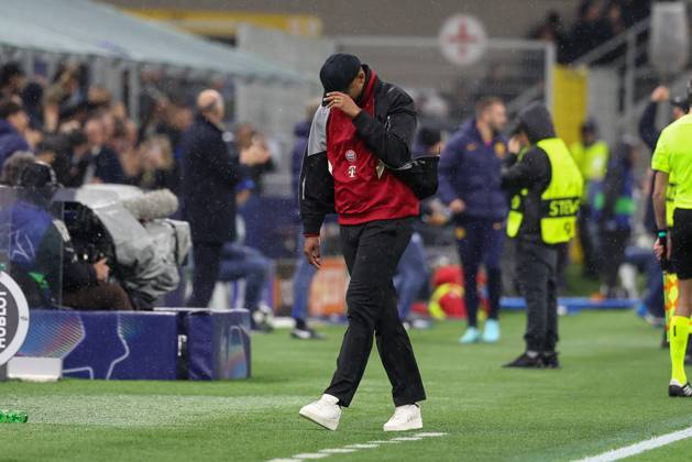 enttaeuschung bei Chef-Trainer Vincent Kompany (FC Bayern Muenchen) nach dem Tor zum 2:1, Inter Mailand vs. FC Bayern Muenchen, Fussball, Champions League, Viertelfinale, Rueckspiel, 16.04.2025 Mailand Lombardei Italien