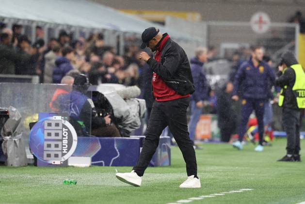 enttaeuschung bei Chef-Trainer Vincent Kompany (FC Bayern Muenchen) nach dem Tor zum 2:1, Inter Mailand vs. FC Bayern Muenchen, Fussball, Champions League, Viertelfinale, Rueckspiel, 16.04.2025 Mailand Lombardei Italien
