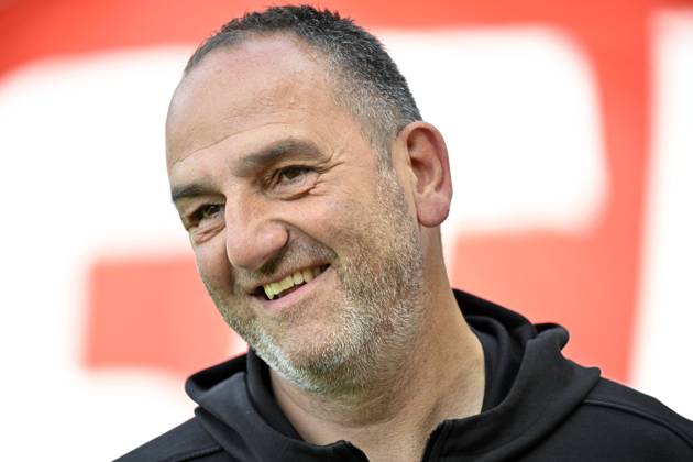 vor Spielbeginn: Trainer Coach Frank Schmidt 1. FC Heidenheim 1846 FCH Portrait 1. FC Heidenheim 1846 FCH vs FC Bayern Muenchen FCB 19.04.2025 DFL REGULATIONS PROHIBIT ANY USE OF PHOTOGRAPHS AS IMAGE SEQUENCES AND OR QUASI-VIDEO 1. FC Heidenheim 1846 FCH vs FC Bayern Muenchen FCB